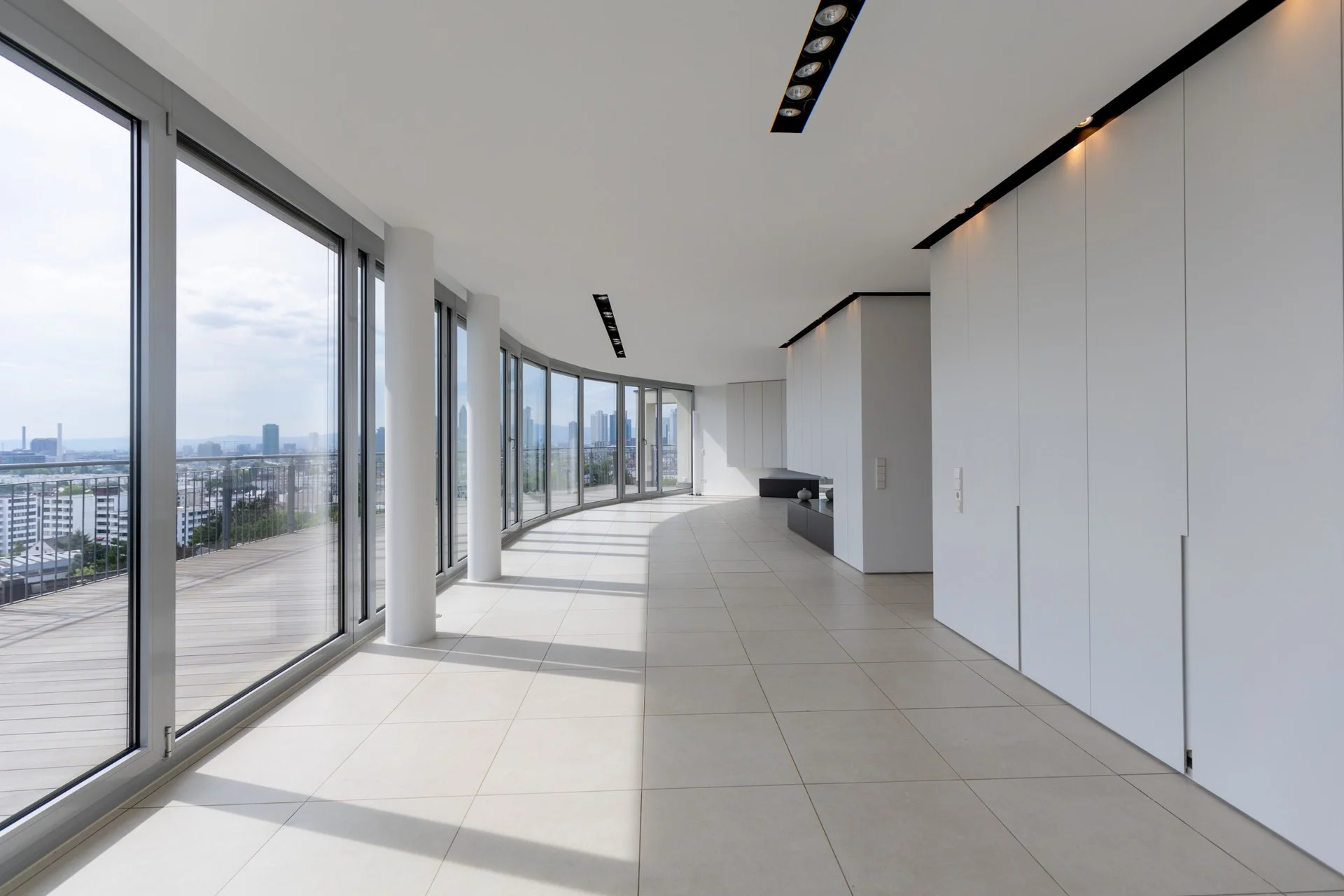 Leeres unmöbliertes Wohnzimmer einer Immobilie vor dem Virtual Staging